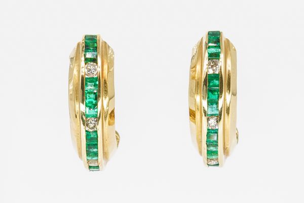 A PAIR OF GOLD, EMERALD AND DIAMOND HOOP EARRINGS