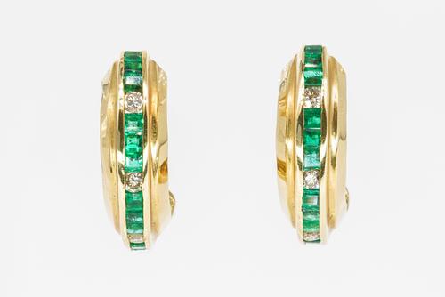 A PAIR OF GOLD, EMERALD AND DIAMOND HOOP EARRINGS