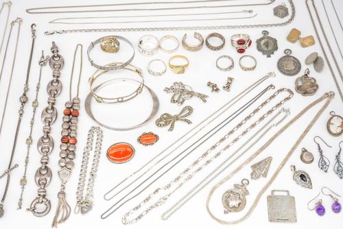 A GROUP OF MOSTLY SILVER JEWELLERY (51)