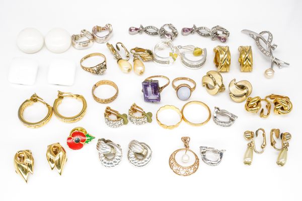 FIVE GOLD RINGS AND A GROUP OF COSTUME JEWELLERY (QTY)