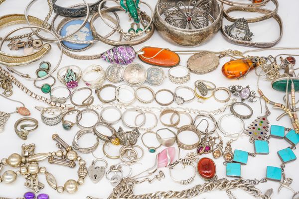 A QUANTITY OF MOSTLY SILVER JEWELLERY (QTY)