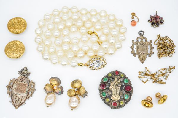 A GROUP OF JEWELLERY