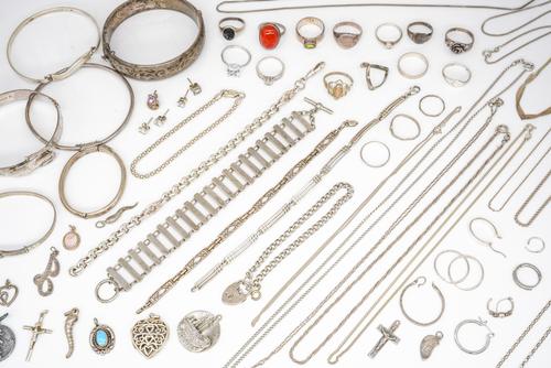 A GROUP OF MOSTLY SILVER JEWELLERY (63)