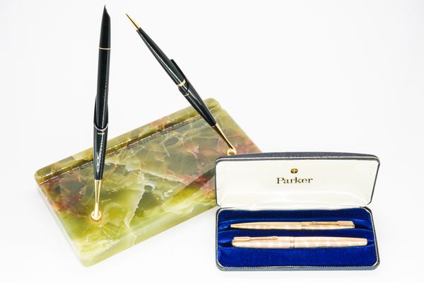 A 9CT GOLD CASED PARKER FOUNTAIN PEN WITH A MATCHING 9CT GOLD CASED BALL POINT PEN AND ANOTHER SET (2)