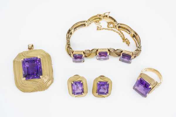 A GROUP OF GOLD AND AMETHYST JEWELLERY (4)