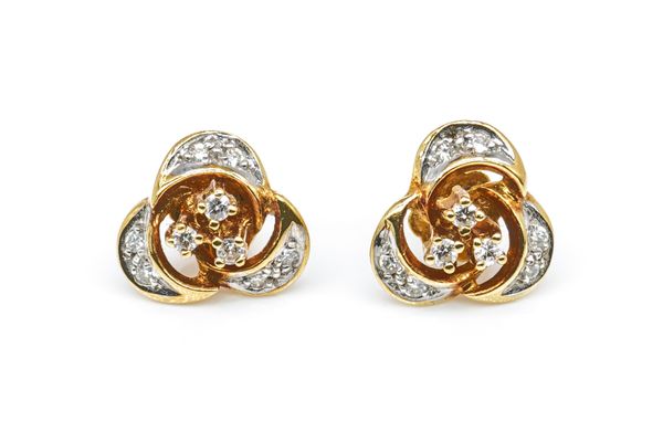 A PAIR OF 18CT GOLD AND DIAMOND EARSTUDS