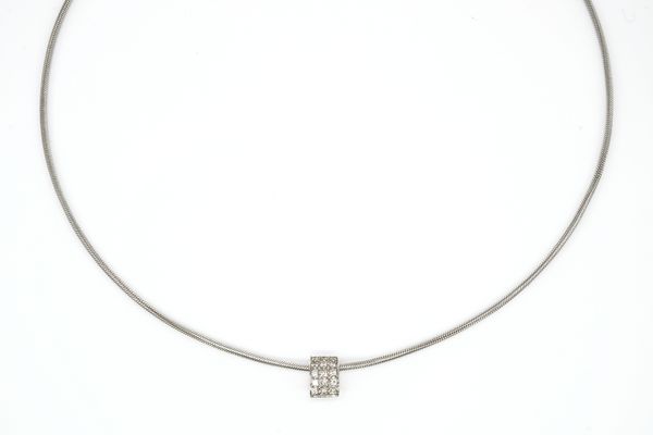 A WHITE GOLD AND DIAMOND NECKLACE