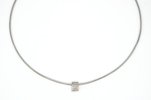 A WHITE GOLD AND DIAMOND NECKLACE