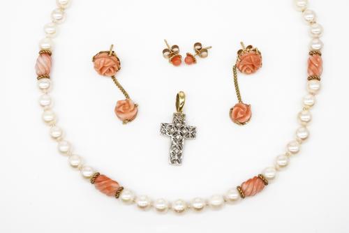 FOUR ITEMS OF JEWELLERY (4)