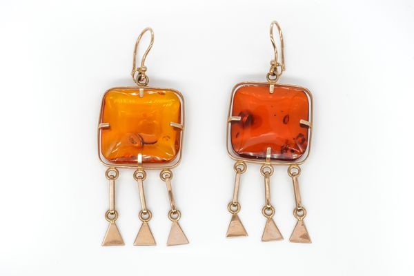 A PAIR OF RUSSIAN GOLD AND RECONSTITUTED AMBER PENDANT EARRINGS