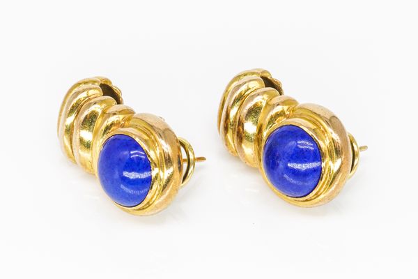 A PAIR OF 9CT GOLD KIKI MCDONAUGH LAPIS LAZULI EARRINGS