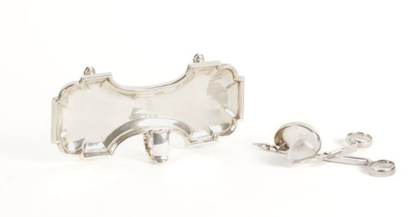 AN 18TH CENTURY SILVER CANDLES SNUFFER'S TRAY AND A PAIR OF CANDLE SNUFFERS (2)