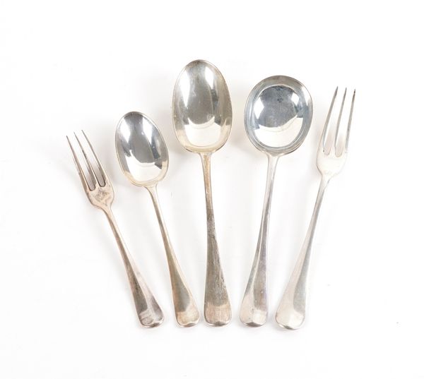 A SILVER RAT TAIL PATTERN PART CANTEEN OF TABLE FLATWARE