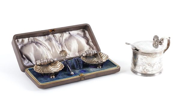 A SILVER MUSTARD POT, A PLATED SALT SPOON AND A PAIR OF SALT SHELLS AND SPOONS (3)