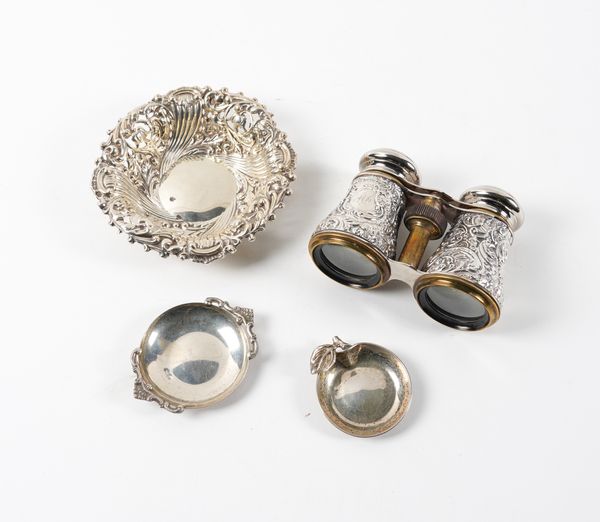 A GROUP OF SILVER AND FOREIGN WARES (4)