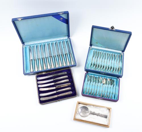 WITHDRAWN AN ASIAN SPOON AND FOUR GROUPS OF FLATWARE WITH CASES (5)