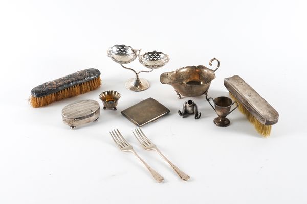 A GROUP OF SILVER AND SILVER MOUNTED WARES (11)