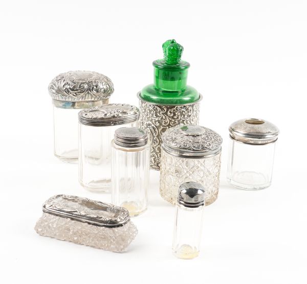 A GREEN GLASS SMELLING SALTS JAR WITH A SILVER STAND AND SEVEN FURTHER SILVER MOUNTED GLASS ITEMS (8)