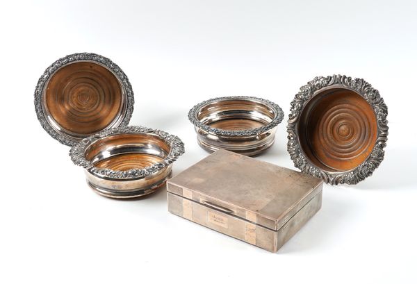 A SILVER TABLE CIGARETTE BOX AND TWO PAIRS OF PLATED BOTTLE COASTERS (5)