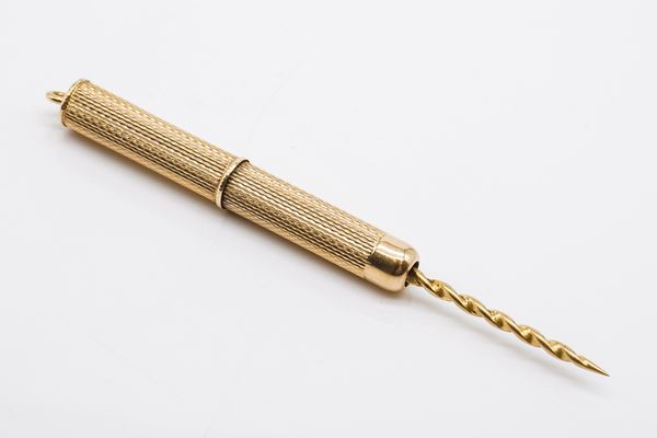 A 9CT GOLD CIGAR PRICKER