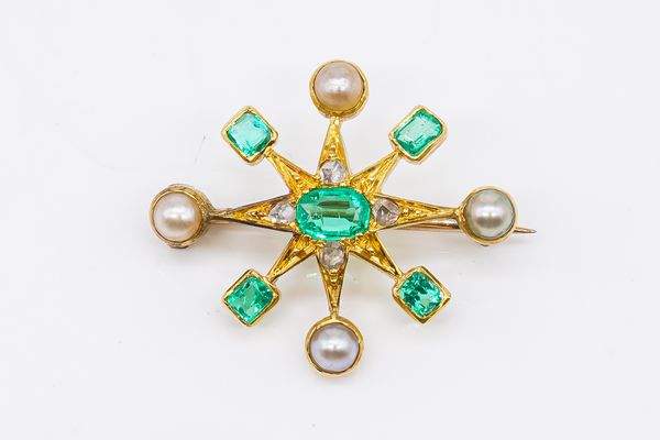 A GOLD, EMERALD, ROSE DIAMOND AND HALF PEARL BROOCH