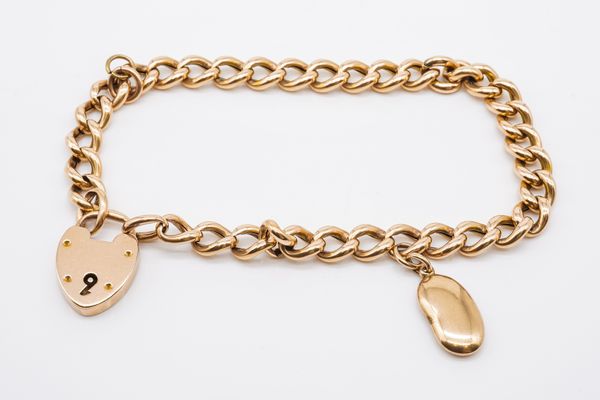 A GOLD HOLLOW CURB LINK BRACELET