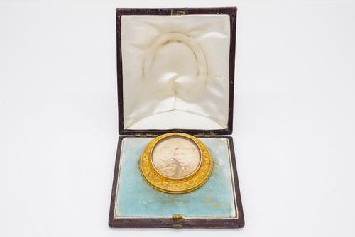A VICTORIAN GOLD MOUNTED OVAL BROOCH