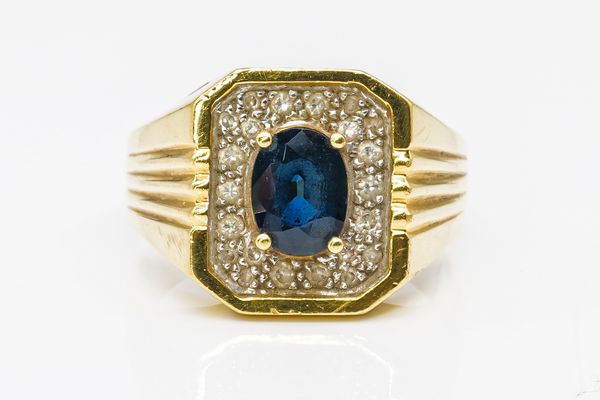 A GOLD SAPPHIRE AND DIAMOND RING