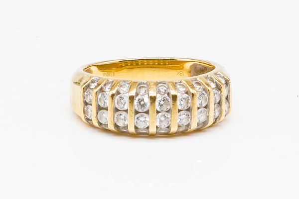 AN 18CT GOLD AND DIAMOND RING