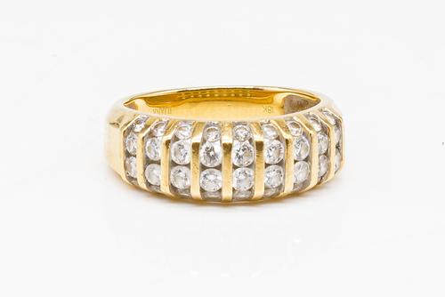 AN 18CT GOLD AND DIAMOND RING
