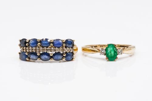 TWO 9CT GOLD AND GEM SET RINGS (2)