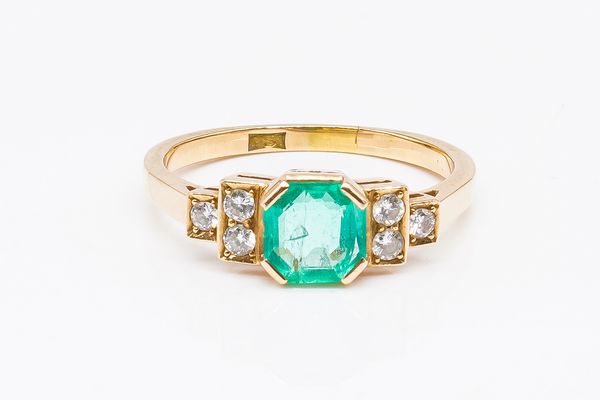 A GOLD, EMERALD AND DIAMOND RING