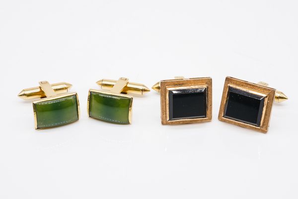 TWO PAIRS OF CUFFLINKS