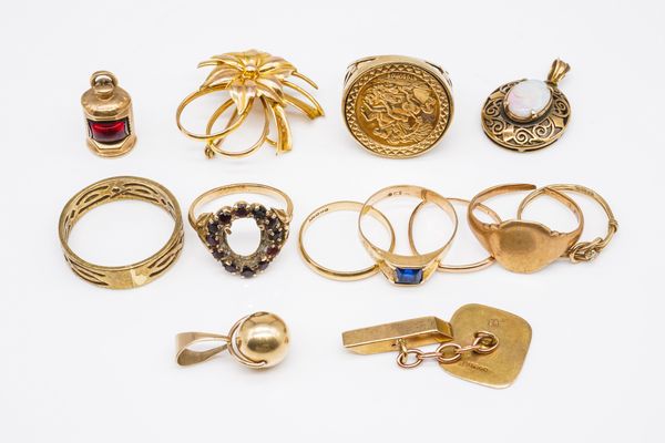 A GROUP OF MOSTLY 9CT GOLD JEWELLERY (13)