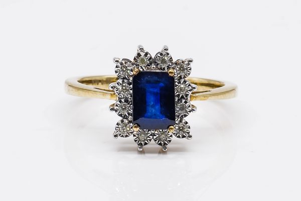 A GOLD, SAPPHIRE AND DIAMOND CLUSTER RING