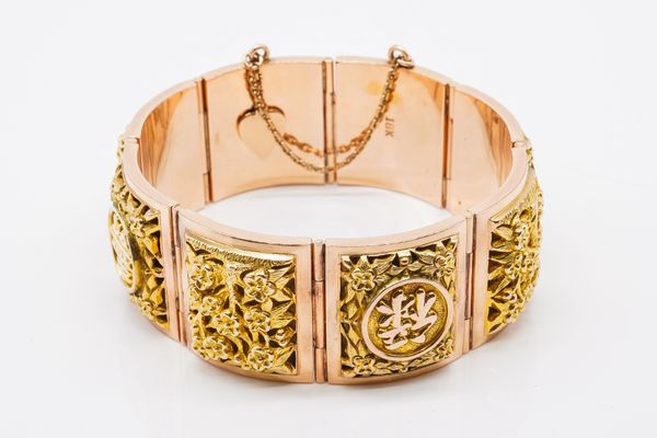 AN ASIAN GOLD BRACELET