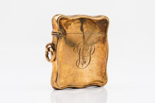 A 9CT GOLD SHAPED RECTANGULAR VESTA CASE