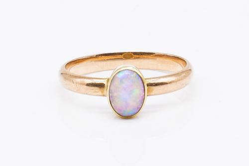 A GOLD AND OPAL SINGLE STONE RING
