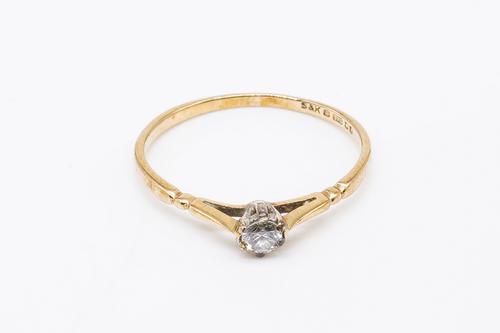 SIX GOLD AND GEMSET RINGS (6)