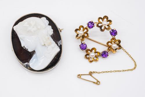 A 9CT GOLD, AMETHYST AND CULTURED PEARL BROOCH AND A BANDED AGATE CAMEO BROOCH (2)