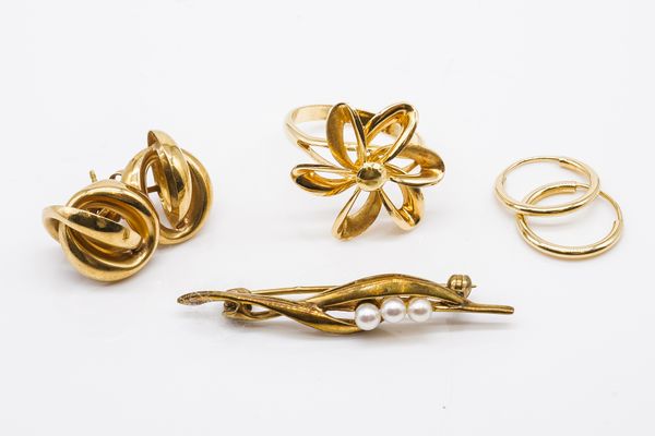 A GROUP OF FOUR ITEMS OF GOLD JEWELLERY (4)