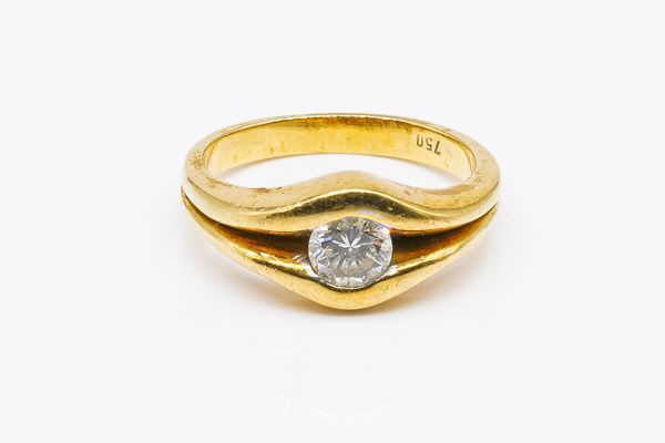 A GOLD AND DIAMOND SINGLE STONE RING