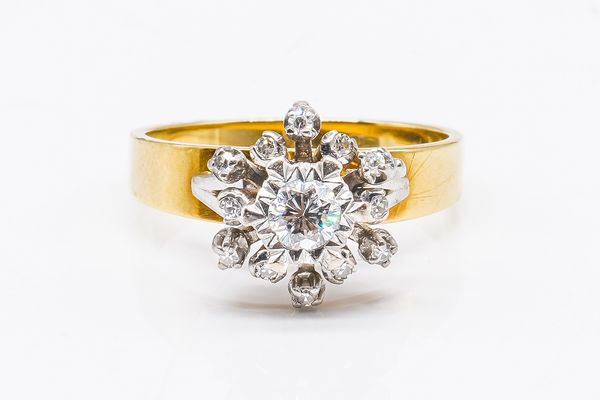 A GOLD AND DIAMOND CLUSTER RING