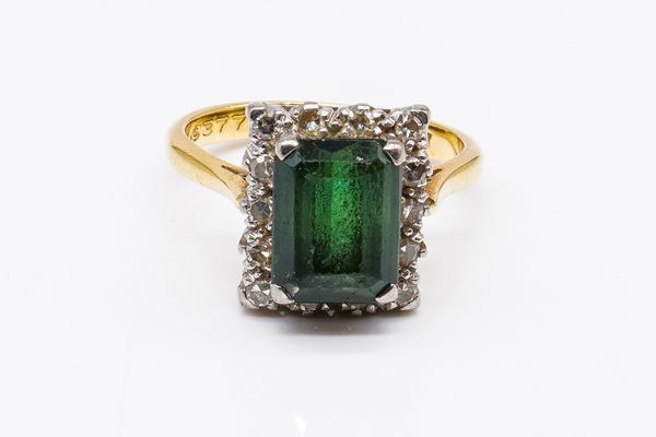 A GOLD, DIAMOND AND GREEN TOURMALINE SET RECTANGULAR CLUSTER RING