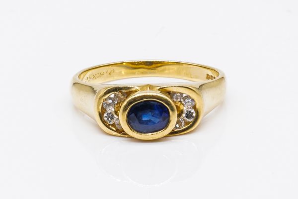 AN 18CT GOLD, SAPPHIRE AND DIAMOND RING