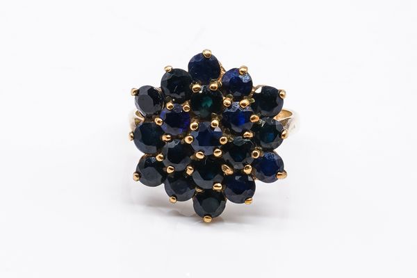 A 9CT GOLD AND SAPPHIRE HEXAGONAL CLUSTER RING