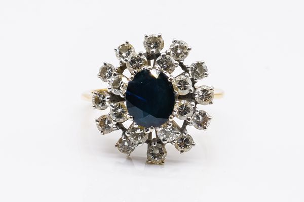 AN 18CT GOLD, SAPPHIRE AND DIAMOND CLUSTER RING