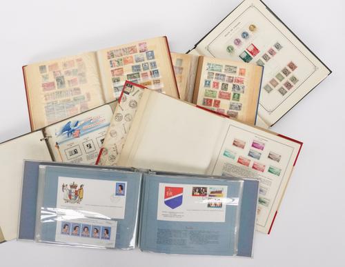 A COLLECTION OF STAMP ALBUMS (QTY)