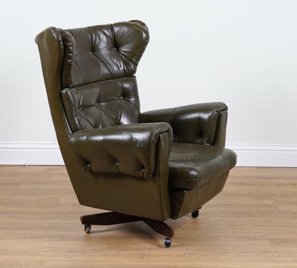 A MID 20TH CENTURY FAUX LEATHER UPHOLSTERED REVOLVING WINGBACK ARMCHAIR