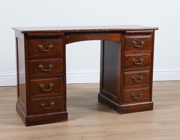 AN EARLY 20TH CENTURY MAHOGANY WRITING DESK WITH NINE DRAWERS